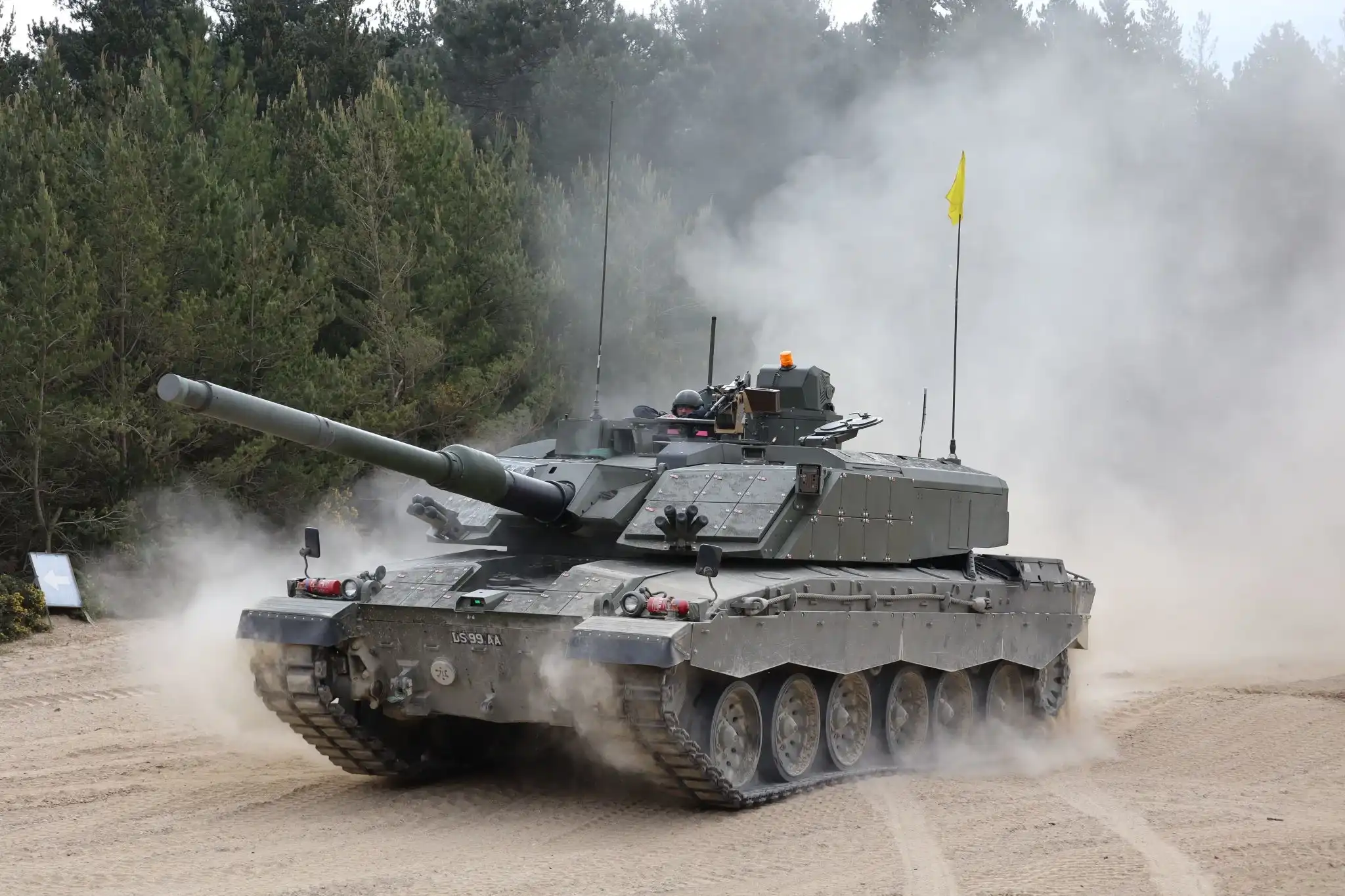 British Army’s Challenger 3 Trials Pass 2,000 km and 200+ Gun Rounds Before Tougher Phase