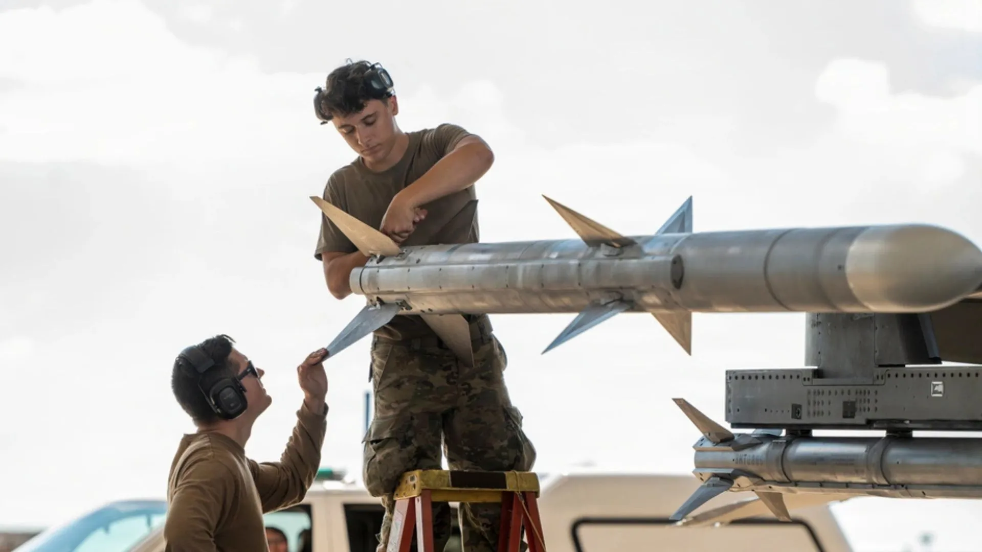 U.S. Air Force Justifies Record $20.7B AMRAAM Contract, Keeping Raytheon Sole Source to 2033