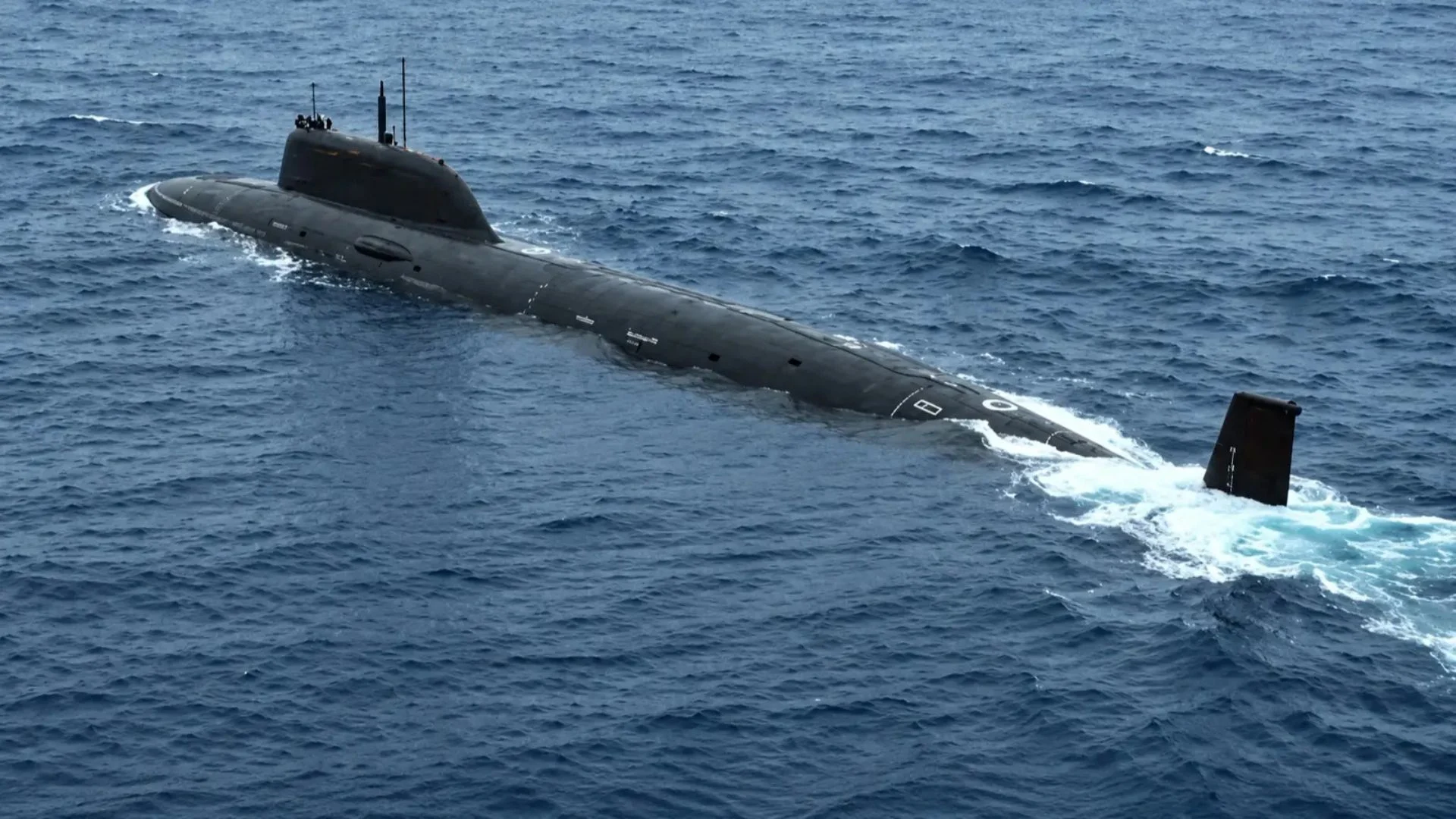 Russia’s Novosibirsk Submarine Fires Kalibr Over 1,200 km and Oniks Missiles at Mock Warship